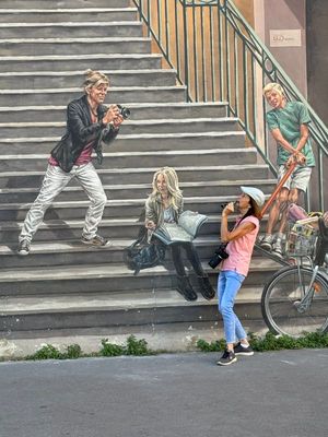 C'tait amusant de poser  pour la photographe de ce mural - It was funny to pose for the photographe of this mural