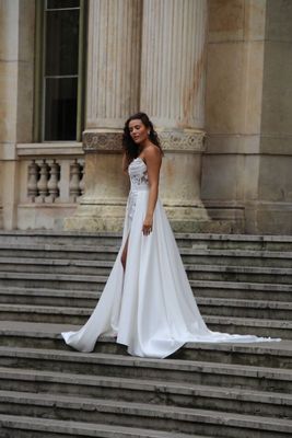 An attractive and lovely woman on the steps of the Palais de la Bourse