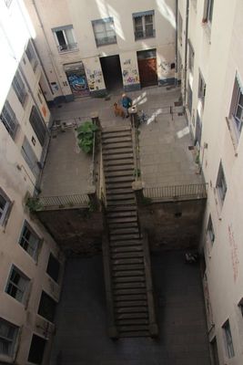 La cour des Voraces fut le thtre de l'insurection des Canuts  luttant pour leur salaire leur condition de vie et leur dignit