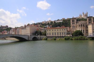 La Sane, l'glise Saint Jean-Baptiste sur les quais et la Basilique Notre Dame de Fourvires sur la colline 