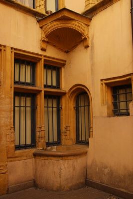 Dtails d'une cour intrieure avec son puits - Dtails of an interior courtyard with its well 