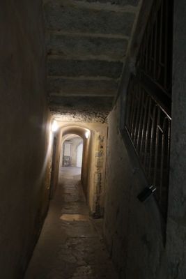 Les Traboules sont des passages pitons permettant de passer d'une rue  l'autre  travers les cours intrieures des immeubles.