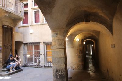 Les Traboules sont des passages pitons permettant de passer d'une rue  l'autre  travers les cours intrieures des immeubles.