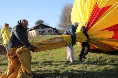 Le ballon se dégonfle peu à peu et il faut des bras pour comprimer la toile