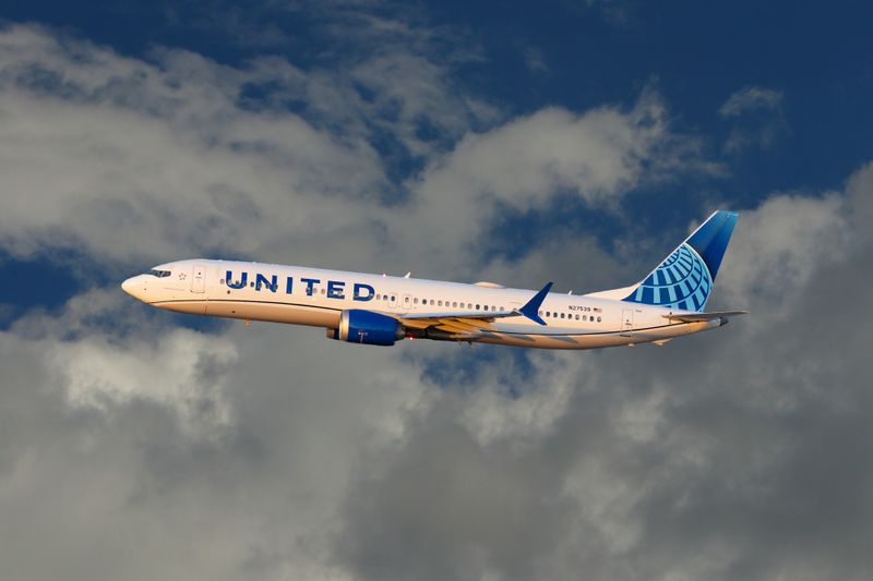 UAL 737-900 MAX Departure N27539.JPG