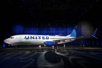 UAL B737-800 N37267 In Hangar.jpg