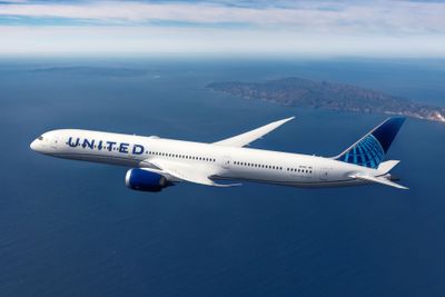 UAL 787-10 N12010 Coast Line #1.jpg