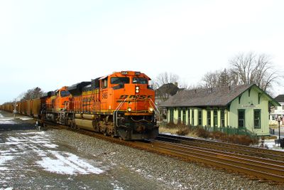 Waterloo, IN BNSF 3130 East 15-25 1131 AM #2.JPG