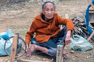 Kaen Khai, 86 years old, spinning yarn