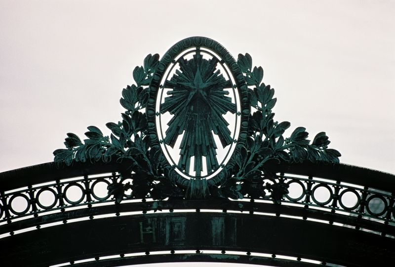 berkeley_sather_gate_2006_01_rt_vel_15.jpg