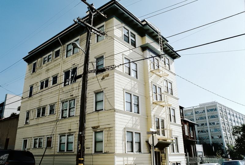 berkeley_apartment_building_2006_10_rt_kc_18.jpg