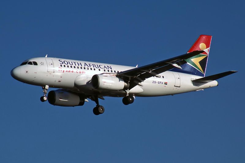 SOUTH AFRICAN AIRBUS A319 JNB RF F.jpg