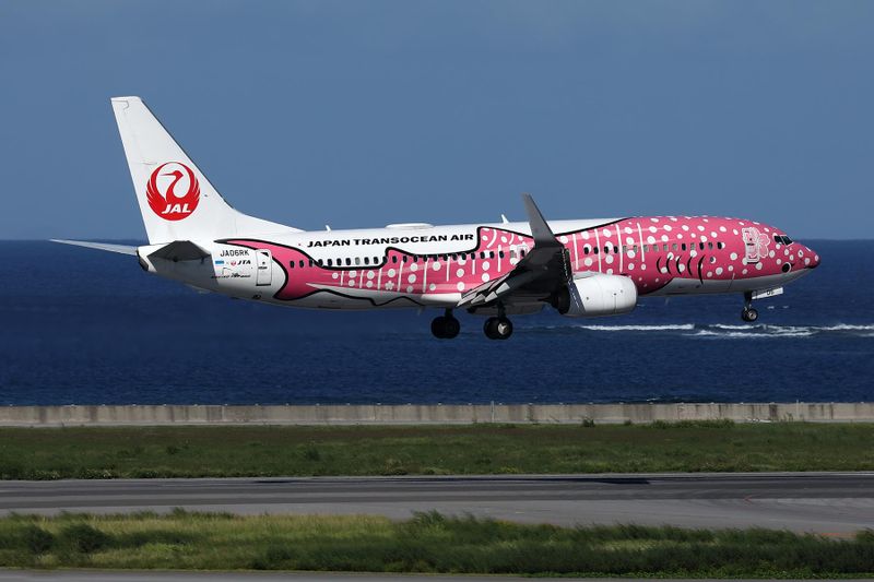 JAPAN TRANS OCEAN AIR BOEING 737 800 OKA RF 002A4429.jpg