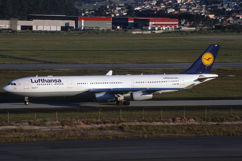 LUFTHANSA AIRBUS A340 300 F S 1644.jpg