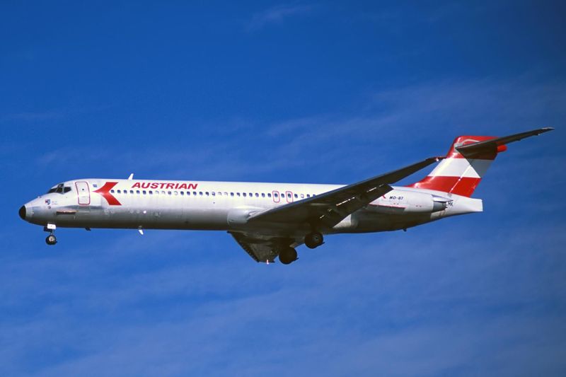 AUSTRIAN MD87 OE-LMK F S 2614.jpg