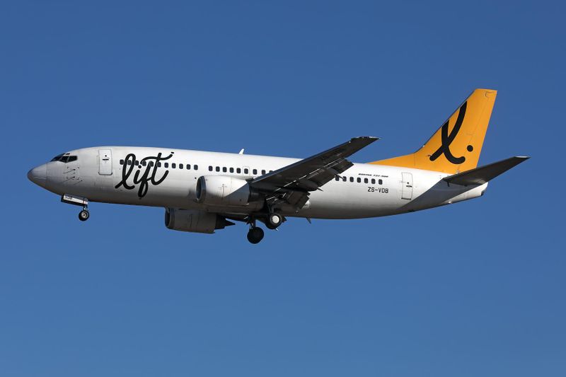 LIFT BOEING 737 300 JNB RF 002A8408.jpg