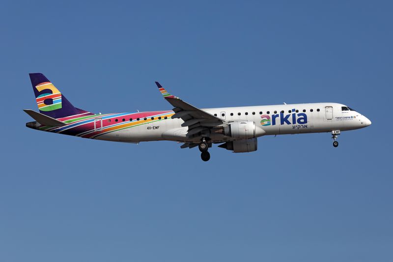 ARKIA EMBRAER 195 ATH RF 002A8294.jpg