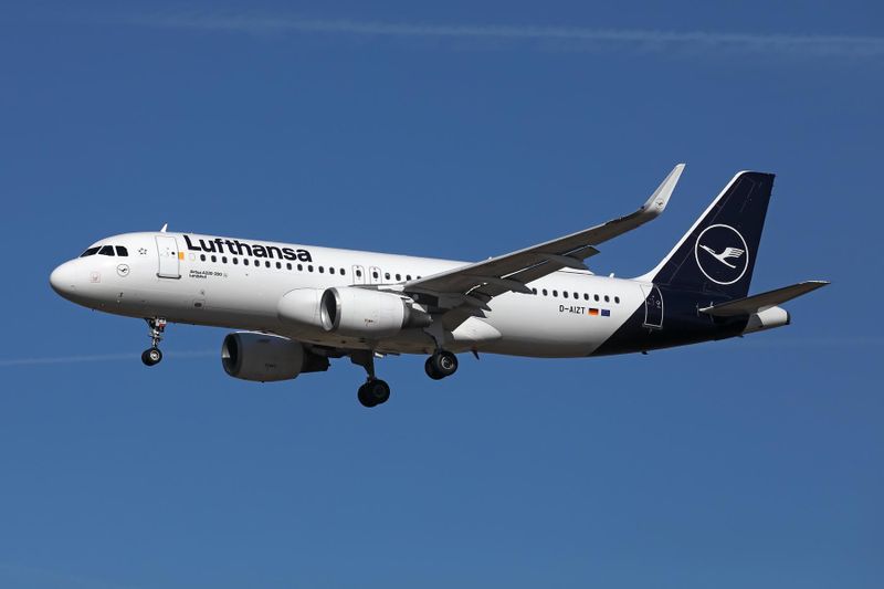 LUFTHANSA AIRBUS A320 FCO RF 002A7262.jpg
