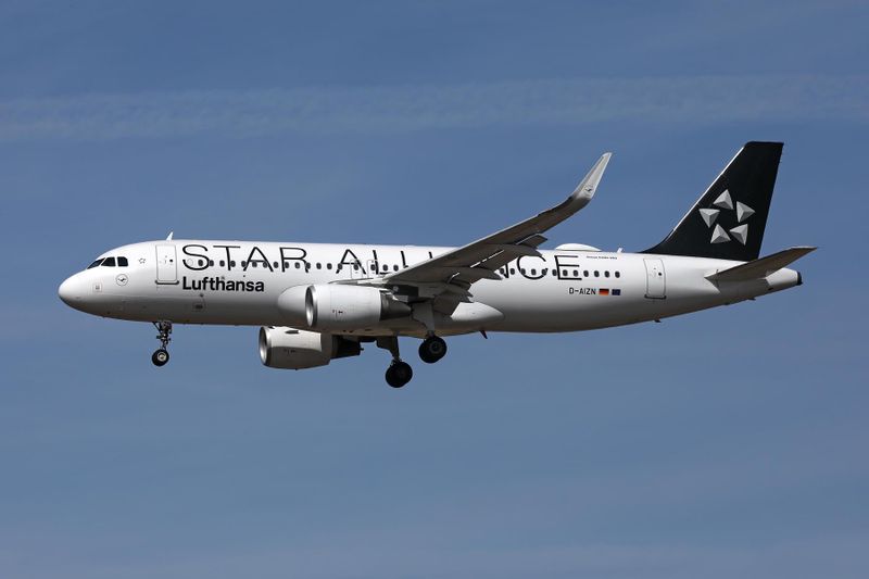 LUFTHANSA AIRBUS A320 FCO RF 002A7696.jpg