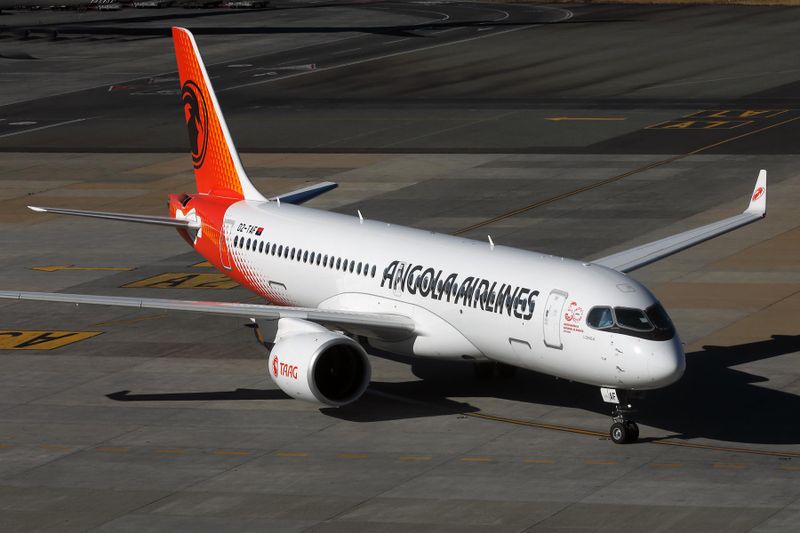 TAAG ANGOLA AIRLINES AIRBUS A220 JNB RF 002A8464.jpg
