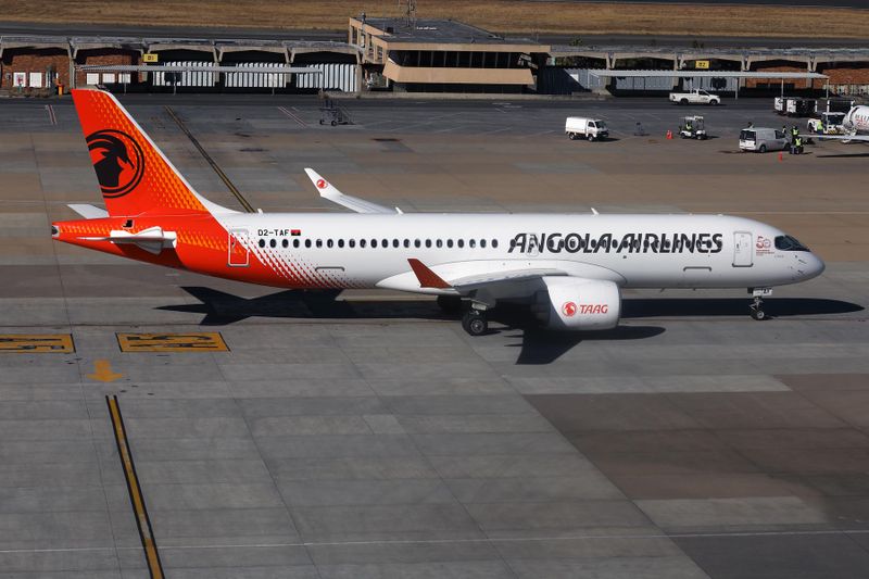 TAAG ANGOLA AIRLINES AIRBUS A220 JNB RF 002A8471.jpg