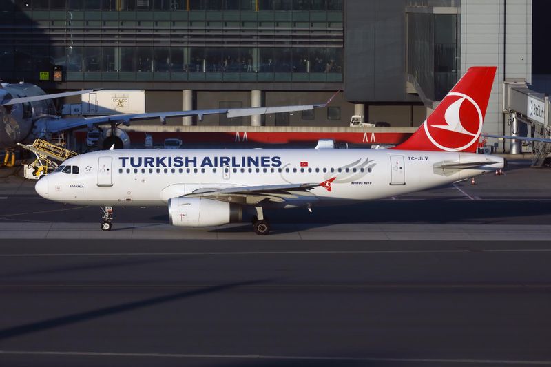 TURKISH AIRLINES AIRBUS A319 IST RF 002A7753.jpg