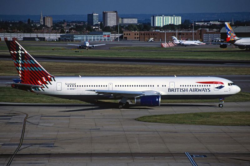 BRTISH AIRWAYS BOEING 767 300 LHR RF F.jpg