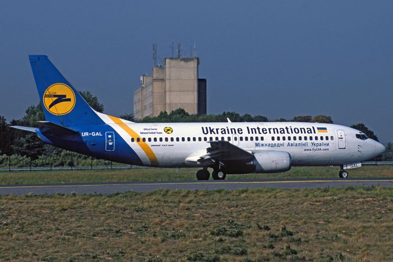 UKRAINE INTERNATIONAL BOEING 737 300 CDG RF F.jpg