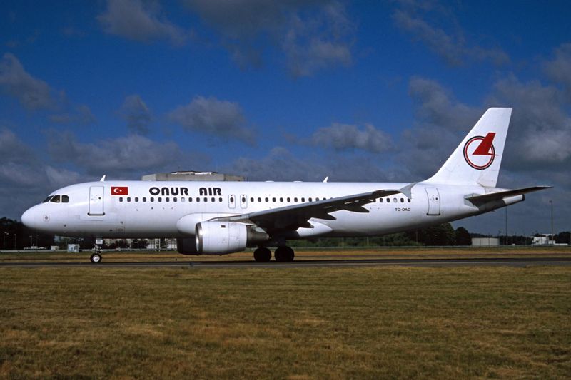 ONUR AIR AIRBUS A320 CDG RF F.jpg