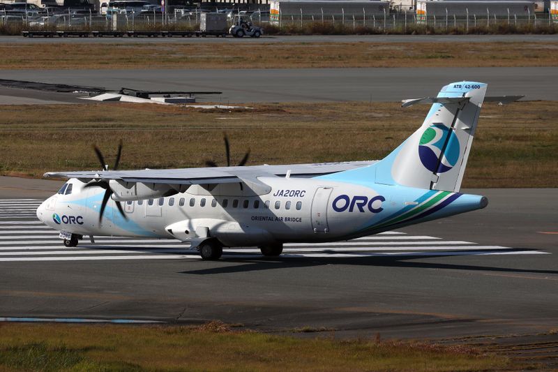 ORIENTAL AIR BRIDGE ATR42 FUK RF 002A0106.jpg