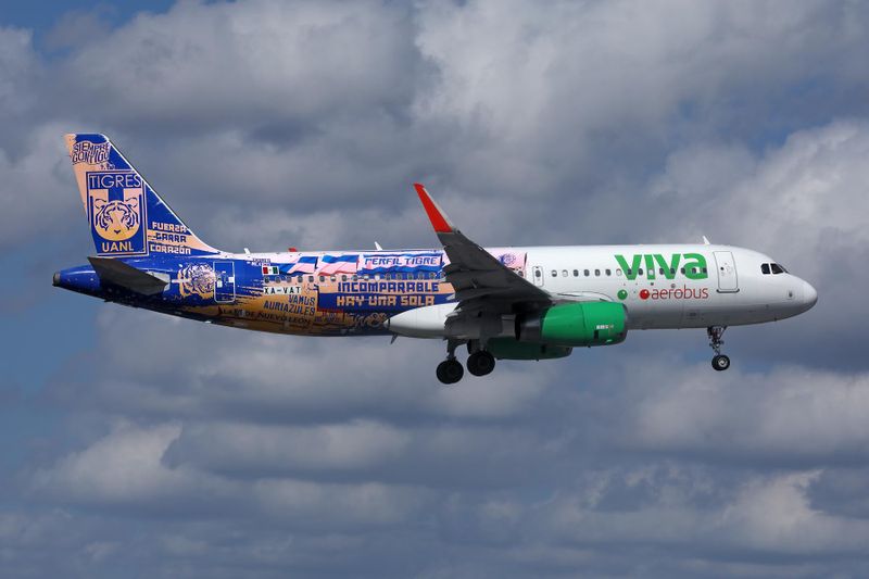 VIVA AIRBUS A320 MIA RF 002A8932.jpg