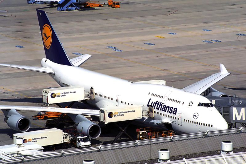 LUFTHANSA BOEING 747 400 MUC RF 1552 17.jpg