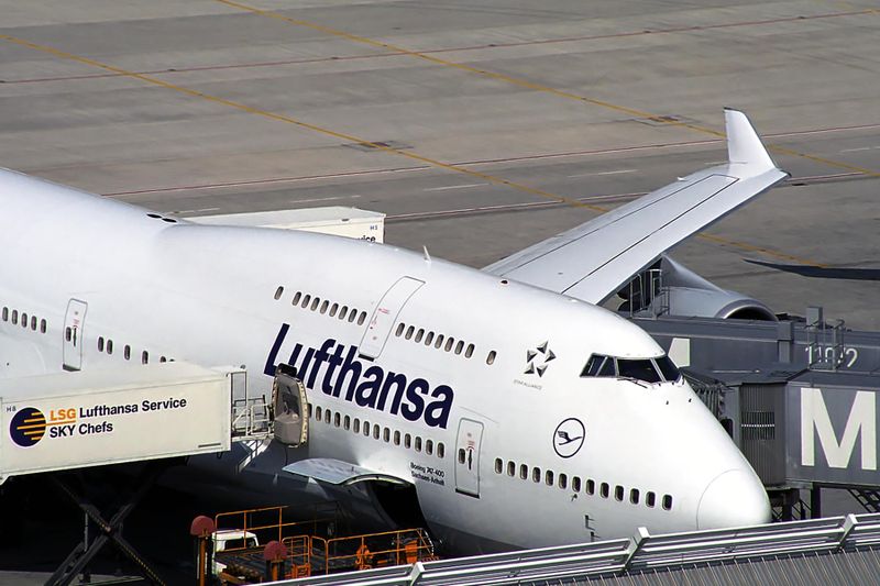LUFTHANSA BOEING 747 400 MUC RF 1552 18.jpg