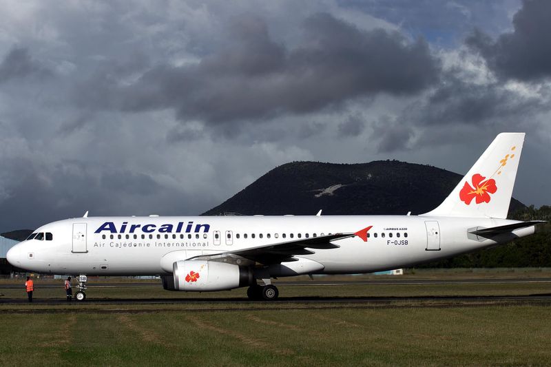 AIR CALIN AIRBUS A320 NOU RF IMG_0111.jpg