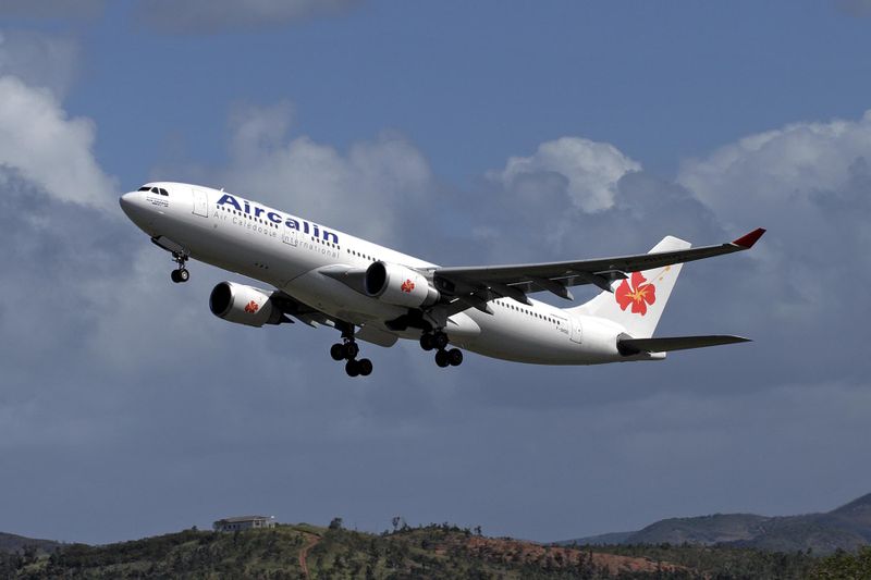 AIR CALIN AIRBUS A330 200 NOU RF IMG_0192.jpg