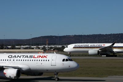 QANTAS LINK SINGAPORE AIRLINES AIRCRAFT PER RF 002A2100.jpg