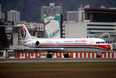 CHINA EASTERN FOKKER 100 HKG RF F.jpg