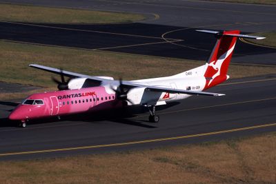 QANTAS LINK DASH 8 400 SYD RF F S 7540.jpg