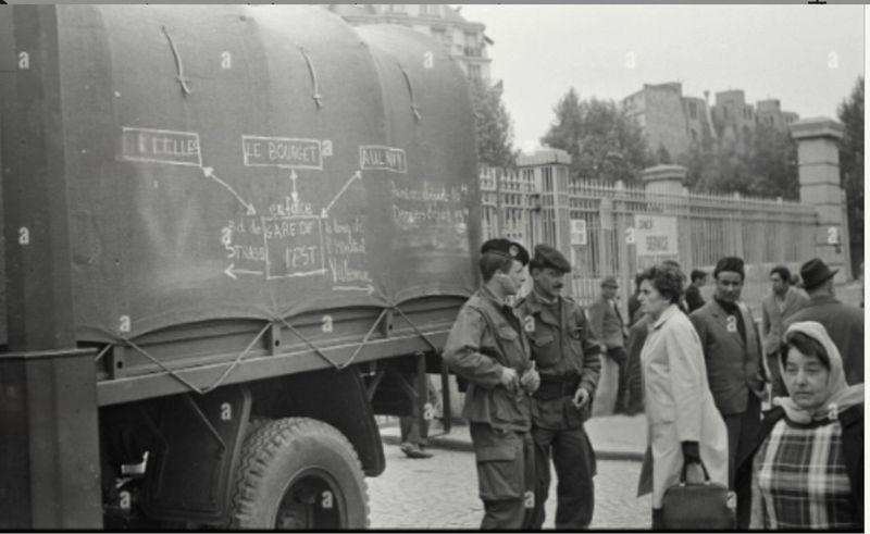 Mai-Juin 1968 - Transport par camions de larmee pendant la greve SNCF