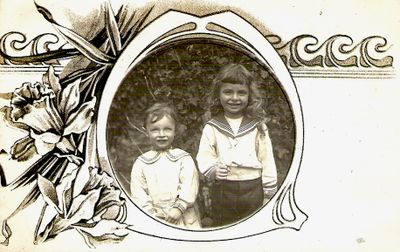 Je crois avoir lu que ces enfants sont de la ferme de Savigny en costume de fetes, sans garantie