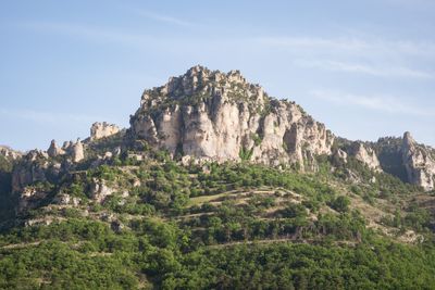 Un village dans la falaise