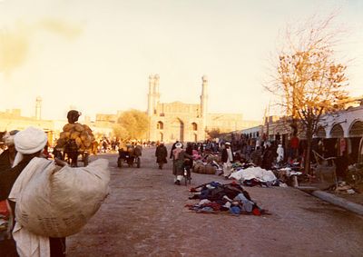 Afgh-75-Jama Masjid-bazaar behind.jpg