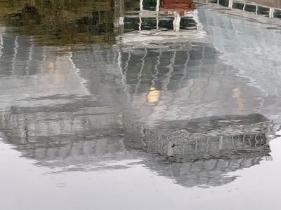 Zoom in on the reflection.