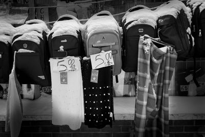 Vente trottoir sous la neige - Rue St-Hubert, Montral