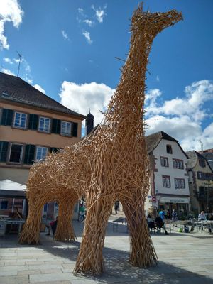 2025/09/03: Brontoraffe-poodle cross on the square in Saverne