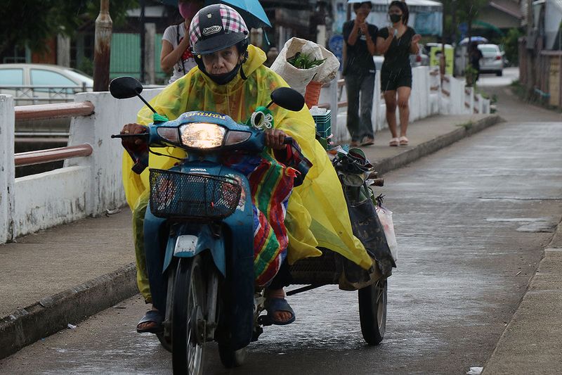 motorbike and cart.jpg