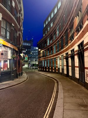 An alley near London St. Paul's
