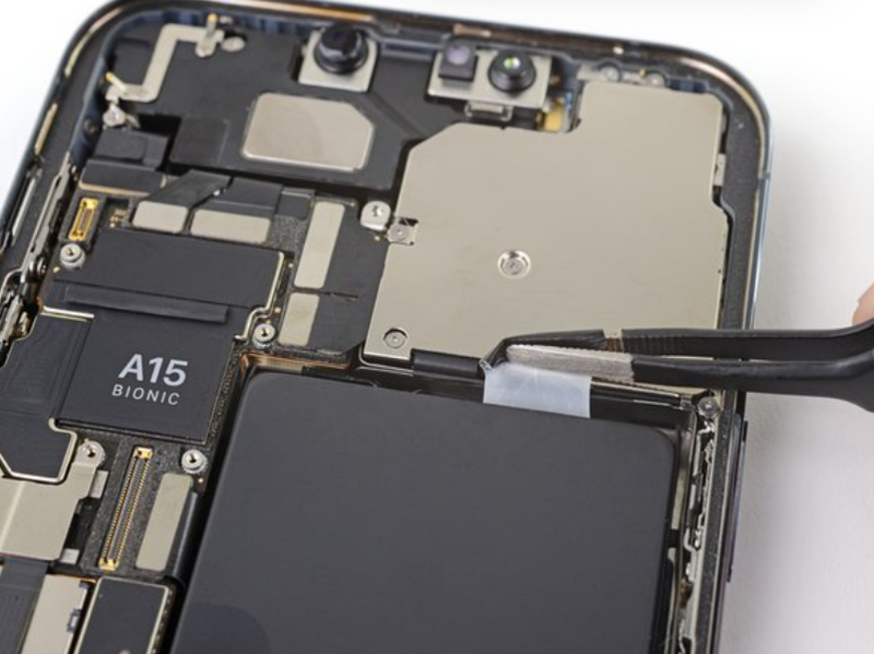 Thay pin iPhone 13 Pro Max giá bao nhiêu là hợp lý nhất năm 2024?