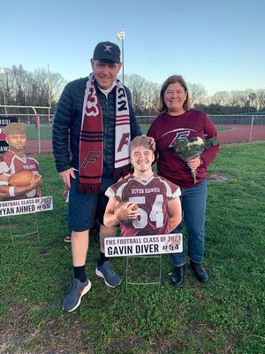 fhs-proudparents-seniornight22.jpg