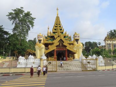 Yangon Shwedagon Pagoda entrance